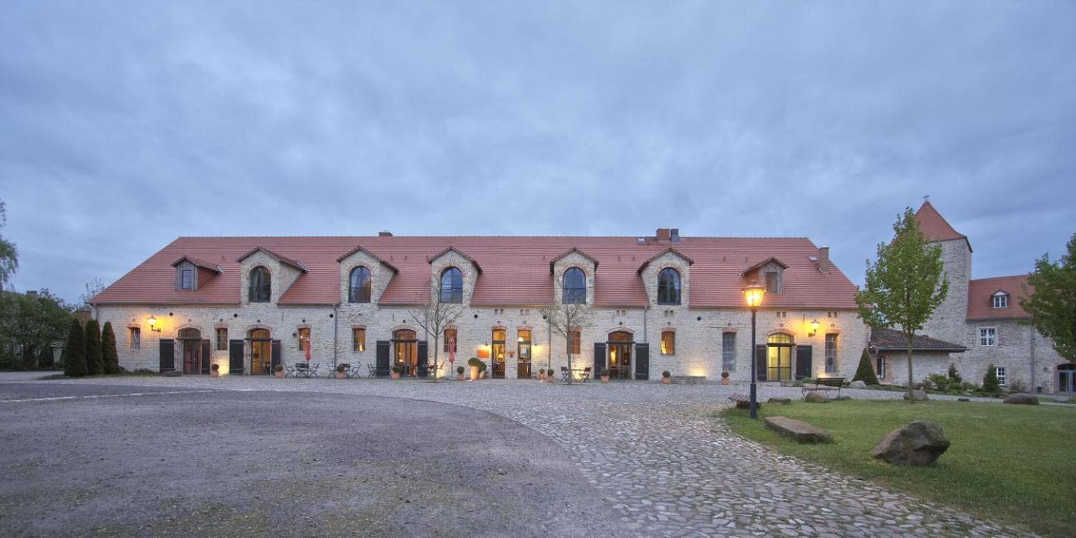 Hotel Burg Wanzleben Exteriör bild
